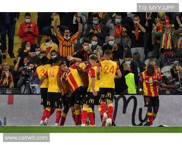 巴黎圣日耳曼客场惨败，法甲卫冕冠军开局失利：新赛季困境的警示信号？