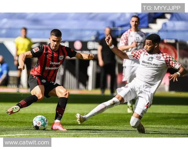 法兰克福客场不敌奥格斯堡，德甲中游征程不断颠簸