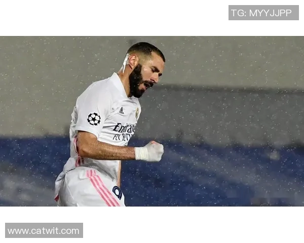 皇马球星本泽马又受伤,导致球队锋线告急,主帅齐达内面临新难题 皇马球星本泽马又受伤,导致球队锋线告急,主帅齐达内面临新难题